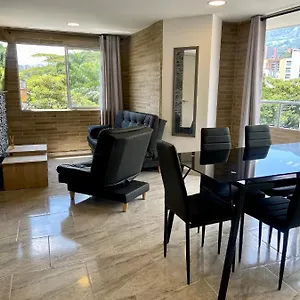 Con Excelente Ubicacion En Apartment Envigado